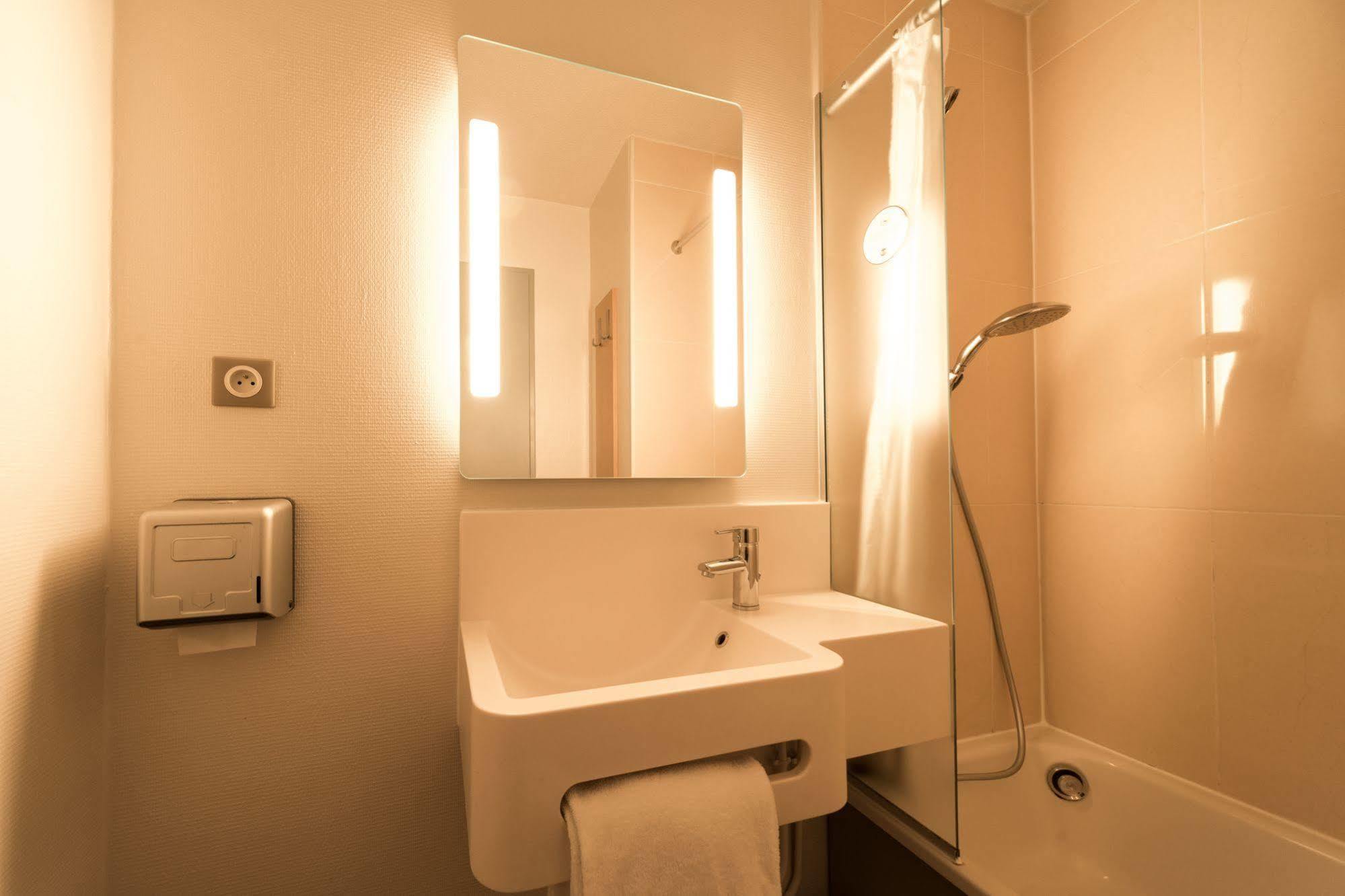 B&B Hotel Alencon Nord Buitenkant foto